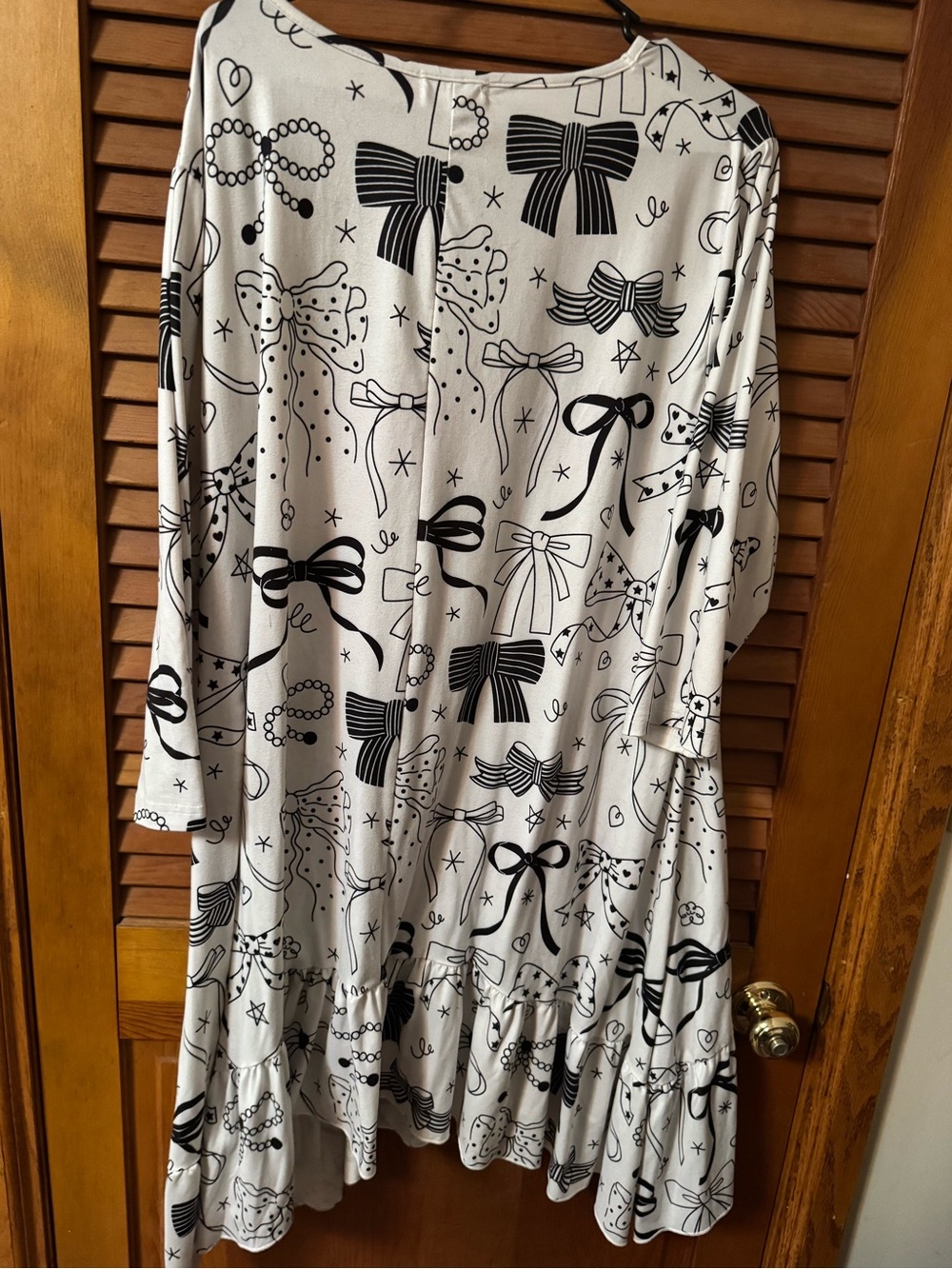 Black and White Bow-Print Tunic Top by Nuggles - Picture 3 of 4